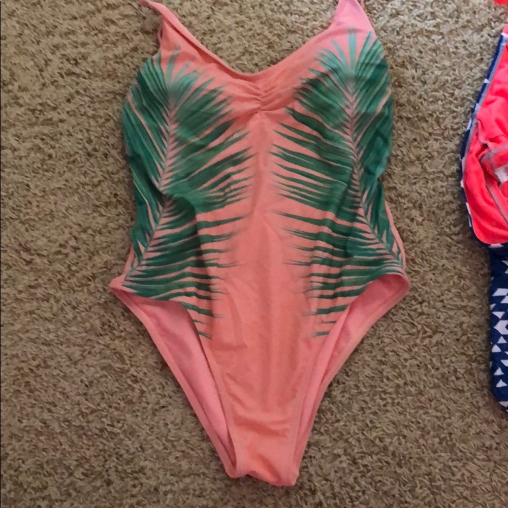 3 bathing suits - Picture 8 of 10